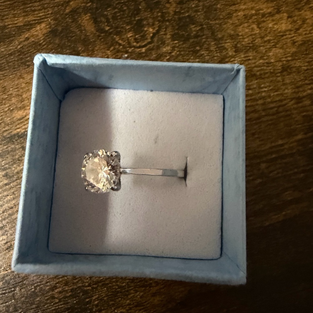 Elegant Silver Ring with Clear Gemstone
